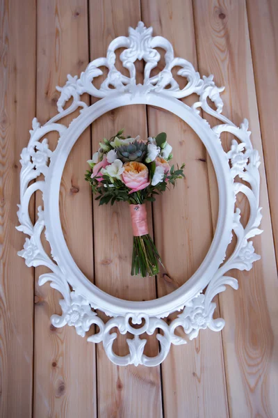 Svatební kytice z bílého rámečku na dřevěných desek — Stock fotografie