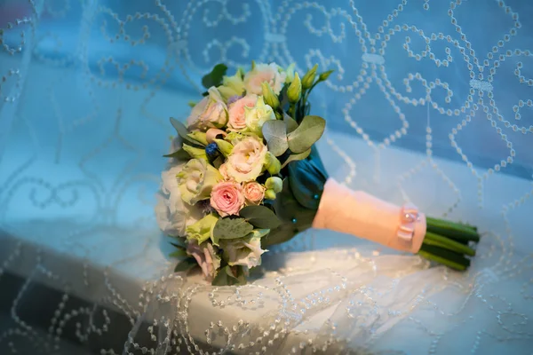 Svatební kytice nevěsty na modrém pozadí — Stock fotografie