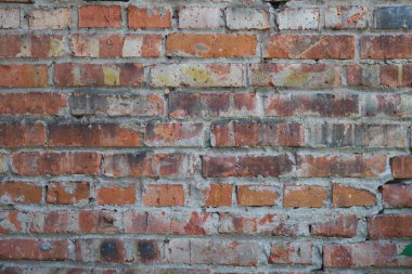Kırmızı tuğla duvar ile dokulu kırık