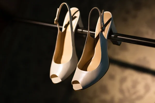 Svatební boty visí na kovové tyči — Stock fotografie