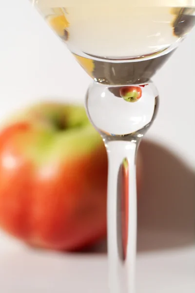 Um copo de vinho branco com maçã — Fotografia de Stock