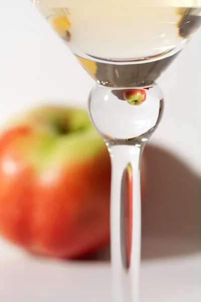 A glass of white wine with apple — Stock Photo, Image