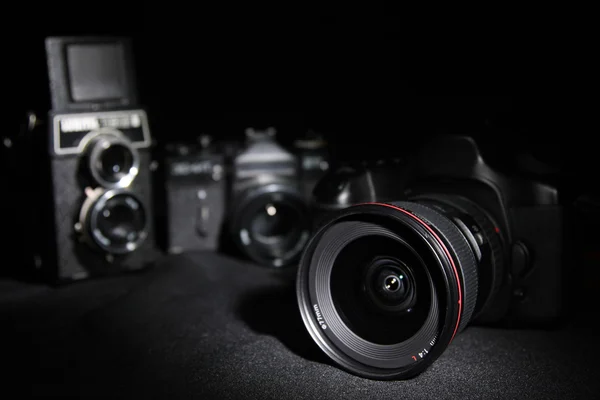 Generationer kameror. Digitala och film. — Stockfoto
