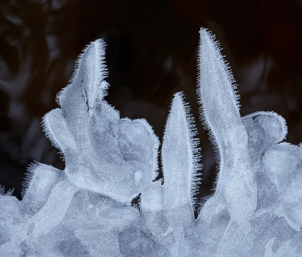 Krystaly vodního ledu a černá voda — Stock fotografie