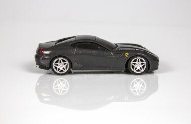 Beyaz arka plan üzerinde oyuncak Ferrari 