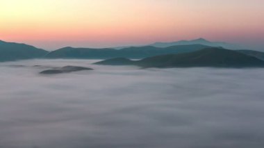 Bulutlarda Castelluccio di Norcia İtalya ile gündoğumu.
