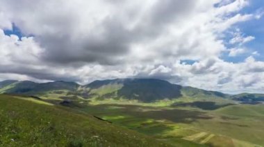 Norcia, İtalya Sibillini dağlarında Castelluccio düz Timelapse