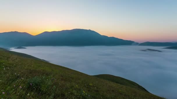 Salida del sol con nubes en Castelluccio di Norcia en Italia . — Vídeo de stock