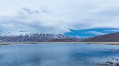 Düz, Castelluccio Norcia, kışın Sibillini dağlarında İtalya Timelapse.