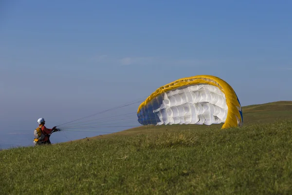 Parapente en las montañas — Foto de Stock