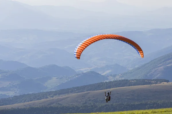 Parapente en las montañas — Foto de Stock