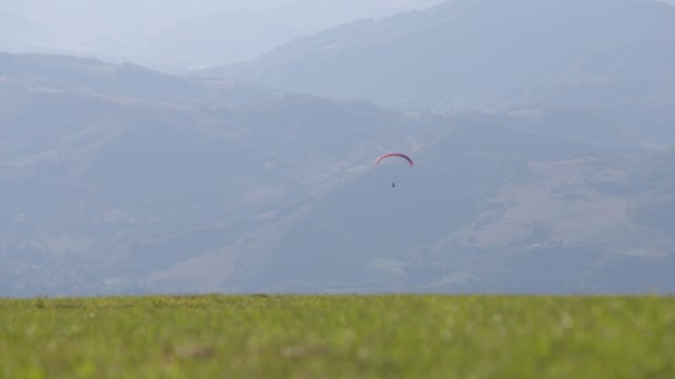 Flyga med paraglider i bergen — Stockvideo