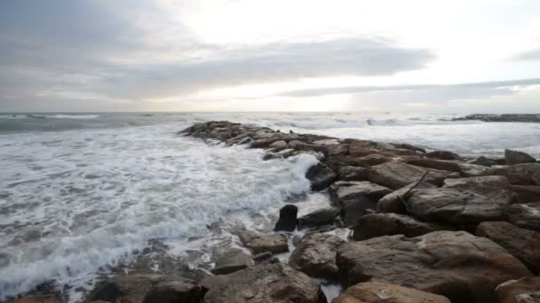 Волны на скалах — стоковое видео