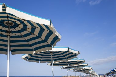 Plaj şemsiyeleri, günün ilk ışıklarıyla, İtalya ile