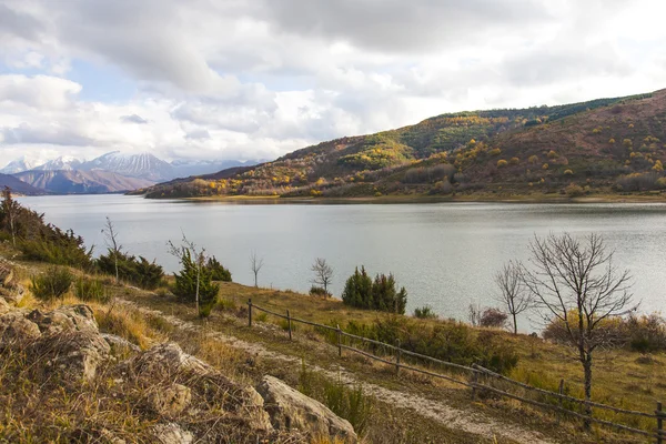 Campotosto jezioro w Abruzzo we Włoszech — Zdjęcie stockowe