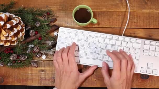 在你聪明的日常工作中添加一个舒适的圣诞触觉 一个华丽的金色和白色的松果 绿色的冷杉枝叶上挂着冬青的浆果 在你的咖啡时间里 星星光灿烂的一瞥 — 图库视频影像
