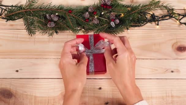 Ajándékok Boldog Karácsonya Különös Gondossággal Szeretettel Csomagolva Meleg Piros Csomag — Stock videók