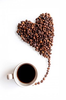 Kahve molası için. Kahve çekirdeklerinden yapılmış bir kalp beyaz arka planda bir fincandan küçük bir balon gibi uçuyor..