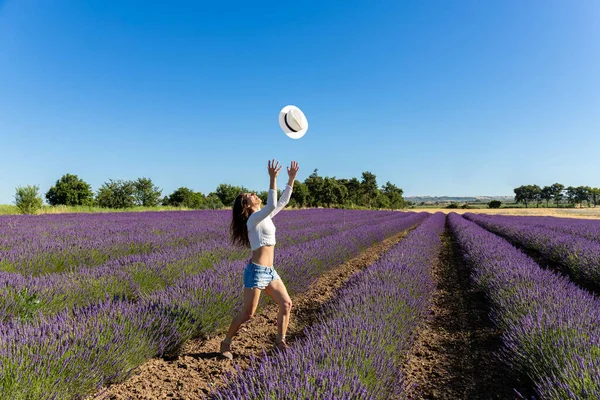 Una Joven Jugando Con Sombrero Floreciente Campo Lavanda Ella Lanza — Foto de Stock