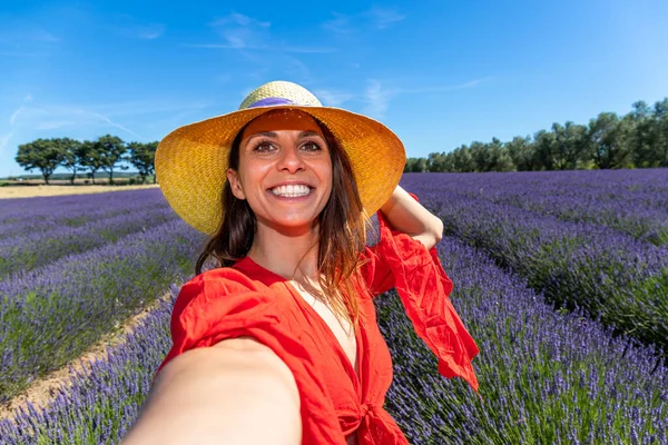Joven Mujer Sonriente Con Sombrero Paja Tomando Una Selfie Campo — Foto de Stock