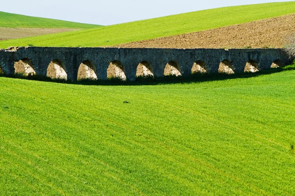 Landschaft mit römischen Aquädukten — Stockfoto