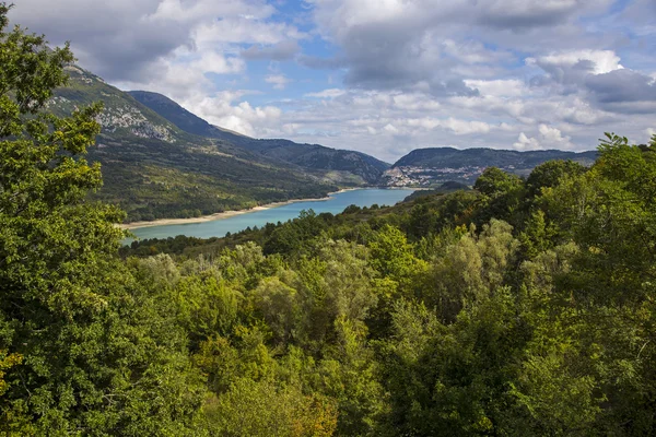 Barrea jeziora w Abruzzo we Włoszech — Zdjęcie stockowe