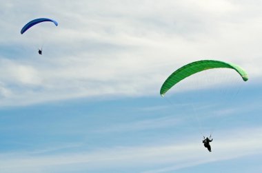 Denizde yamaç paraşütü