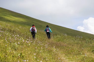 Dağlarda yürüyorum