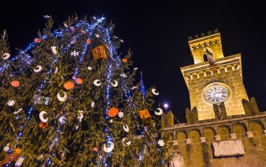 Noel ağacı İtalya ile ortaçağ köyü