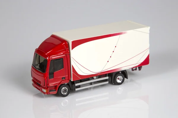 beyaz zemin üzerinde oyuncak kamyon