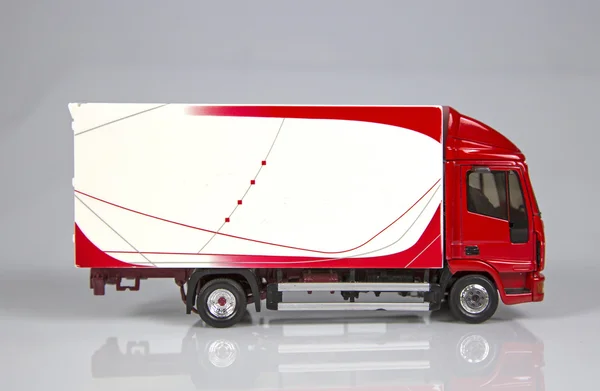 beyaz zemin üzerinde oyuncak kamyon