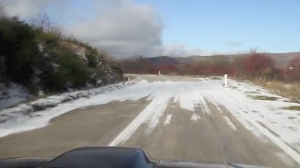 Снежная горная дорога — стоковое видео
