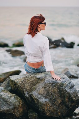  düşünceli Kızıl saçlı kız