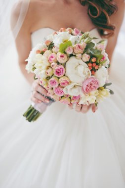 Büyük düğün buketi gelin ellerde nazik