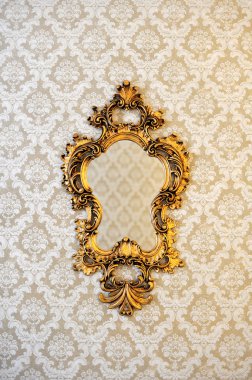 Duvardaki büyük bir altın ayna