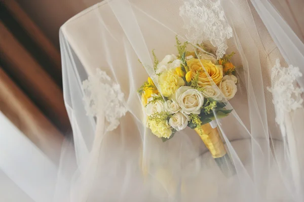 Неймовірний весільний букет з білих і жовтих квітів — стокове фото