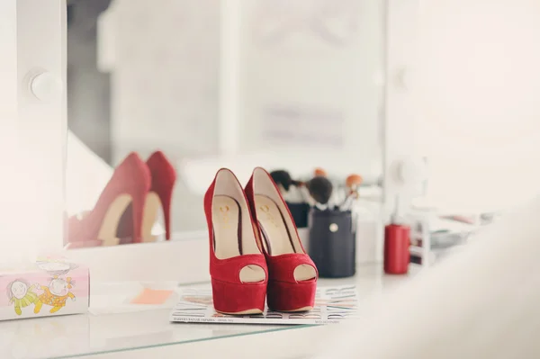 Zapatos rojos y elegantes sobre la mesa — Foto de Stock