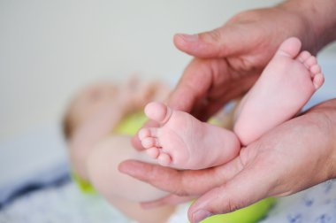 Yeni doğan bebeğin sapları ve bacakları.