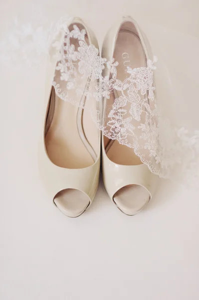 Το υπέροχο λευκό νυφικά παπούτσια και εξαιρετικό πέπλο — Φωτογραφία Αρχείου