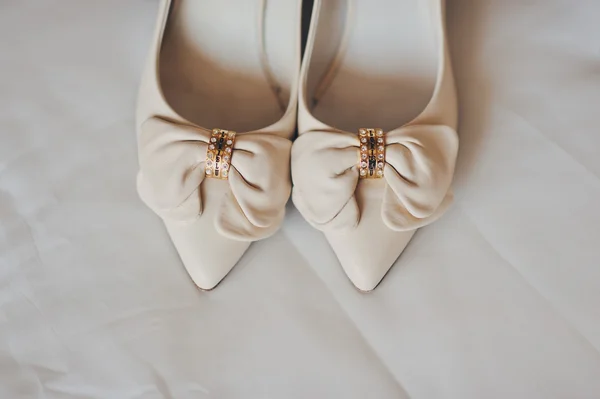 Meravigliose scarpe da sposa bianche — Foto Stock