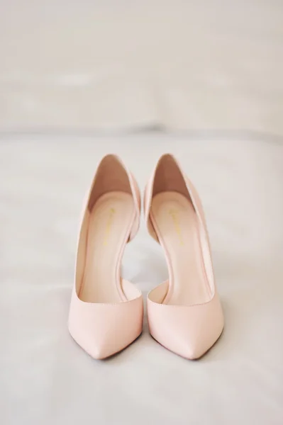 Very delicate pink shoes bride — Stock Photo, Image