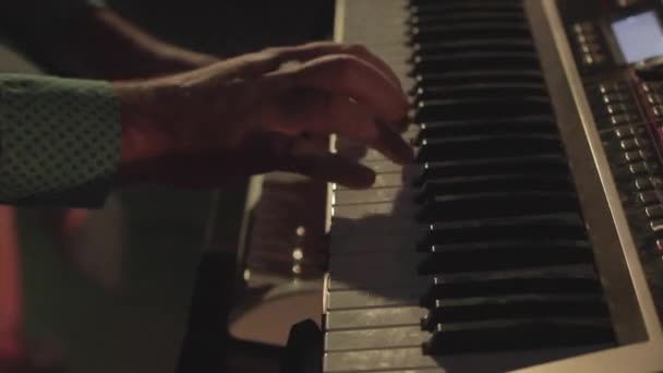 Pianisten spelar — Stockvideo