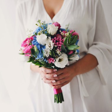 sabah gelinin elinde bir renk buket