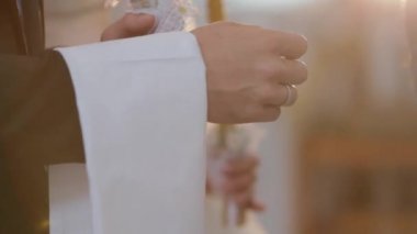 karı koca meşgul olurlar ve kilisede düğün günü evlilik