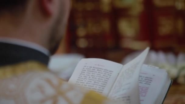 De priester zegt een gebed in de kerk — Stockvideo