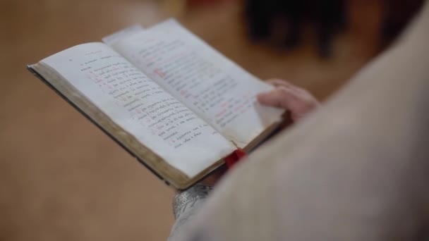 Kněz říká modlitba v kostele — Stock video
