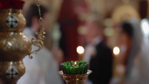 La giovane coppia si sposa in chiesa — Video Stock