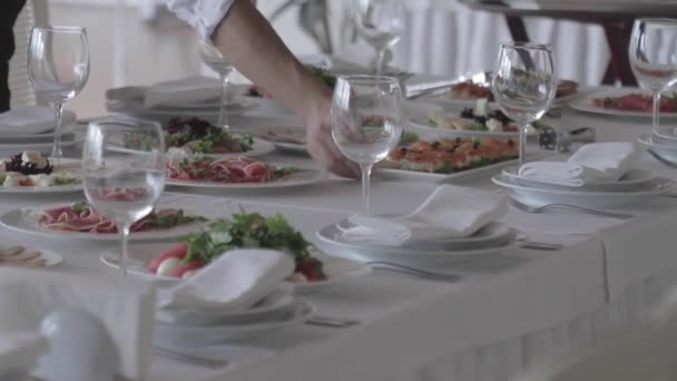 Mesa de férias com comida e bebida — Vídeo de Stock