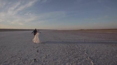 Kumlu sahilde koşmak yeni evliler