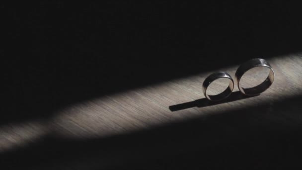 Wonderful wedding rings on a table — Stock Video